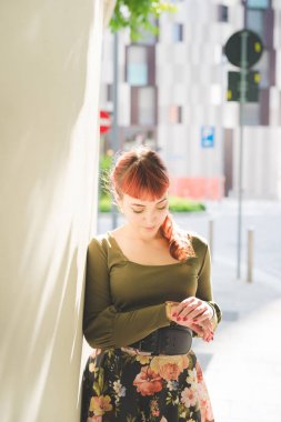 kadın zaman kontrol aşağı arıyorsunuz