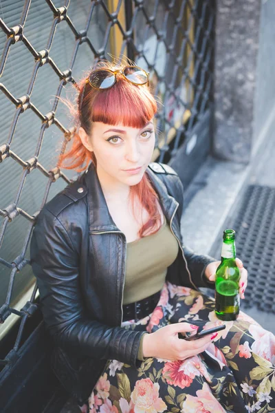 Mujer mirando cámara celebración cerveza —  Fotos de Stock