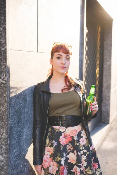 Donna che tiene la birra — Foto Stock