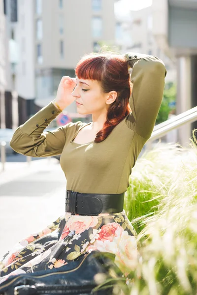 genç bir kadın kılığında