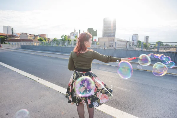 Frau im Freien spielt Seifenblase — Stockfoto