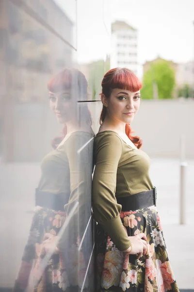 Woman posing looking at camera — Stock Photo, Image