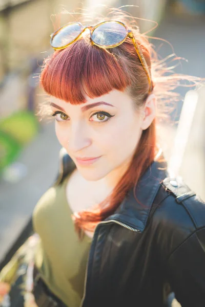 Woman posing outdoor looking at camera — Stock Photo, Image