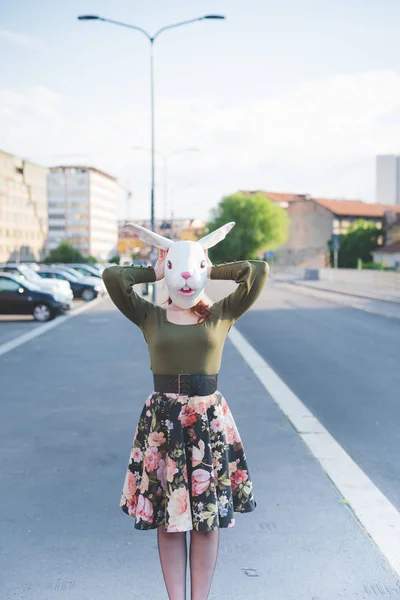 Kobieta odkryty noszenie maski królik — Zdjęcie stockowe
