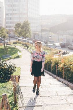 gülümseyen genç kadın açık arka hafif yürüyüş - mutluluk, moda kavramı 