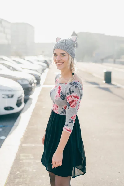 Vrouw poseren buiten glimlachen — Stockfoto