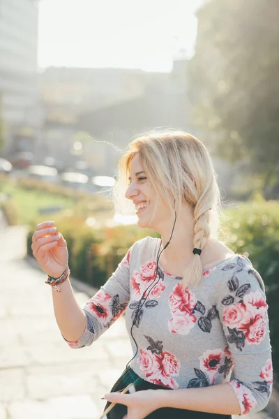 Giovane Donna Retroilluminazione All Aperto Ascoltare Musica Smartphone Ridere Godendo — Foto Stock