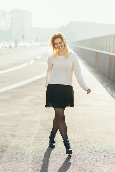 Young Woman Walking Outdoor Back Light Having Fun Looking Camera — Stock Photo, Image