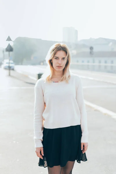 Mujer Joven Mirando Cámara Trasera Luz Aire Libre Determinación Confianza — Foto de Stock