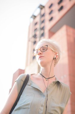 genç kadın açık müzik dinleme kadar bel yan - müzik, zevk, bağımsızlık kavramı arıyor 