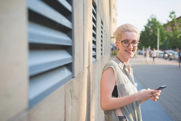 Ung Kvinna Utomhus Håller Smartphone Tittar Kameran Teknik Sociala Nätverk — Stockfoto