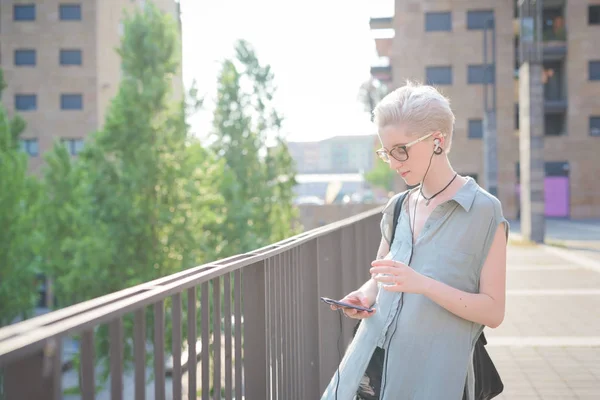 Jeune Femme Plein Air Posant Écouter Musique Utilisant Téléphone Intelligent — Photo