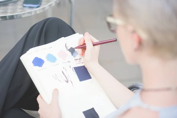 Close Mulher Mão Escrevendo Esboço Pessoas Criativas Ilustrador Conceito Inspiração — Fotografia de Stock