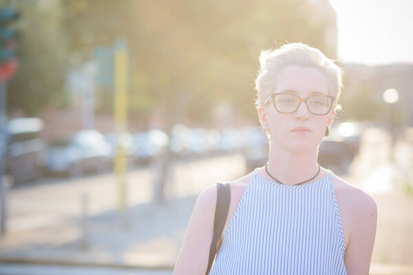 портрет молодая женщина смотрит боком на открытом воздухе в заднем свете - независимость, отношение, девушка власть концепции
