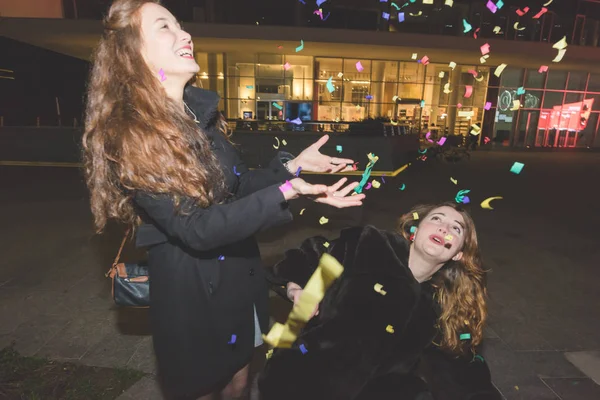 Genç Kadın Şehir Dışında Konfetilerle Oynuyorlar Kutlama Parti Eğlence Konsepti — Stok fotoğraf