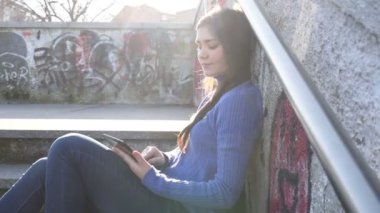 Tablet el kamerası kullanan genç bir kadın gülümseyen bir müşteri, sosyal ağ, teknoloji konsepti.