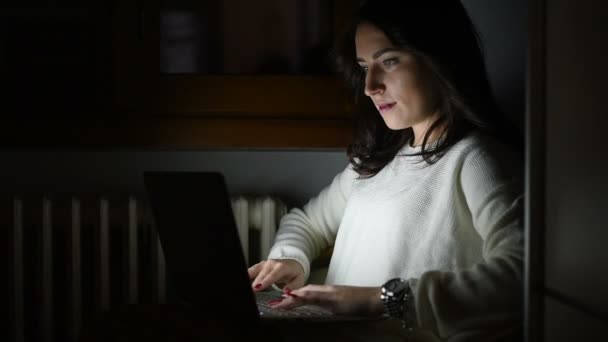 年轻漂亮的女人用电脑坐在扶手椅上 社交网络的概念 — 图库视频影像