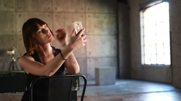 Junge Schöne Frau Innenraum Sitzt Stuhl Mit Smartphone Selfie Sms — Stockvideo