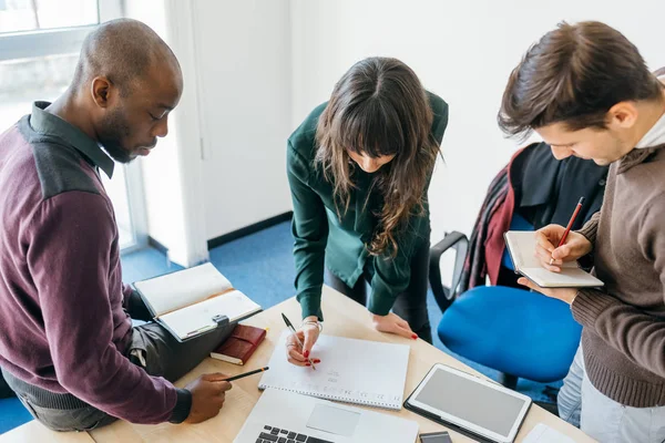 Multiraciale Zakelijke Mensen Die Samenwerken Verband Met Technologische Apparaten Zoals — Stockfoto