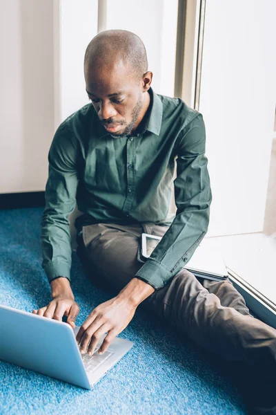 Νεαρός Επιχειρηματίας Αφρο Κάθεται Χρησιμοποιώντας Σημειωματάριο Υποκλοπή Πληκτρολόγιο Και Tablet — Φωτογραφία Αρχείου