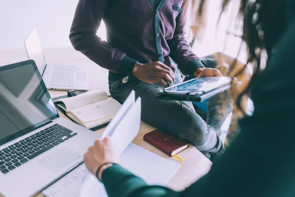 Sección Media Gente Negocios Multiétnicos Contemporáneos Que Trabajan Juntos Utilizando — Foto de Stock