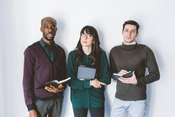 Multiracial Affärsmän Som Arbetar Tillsammans Samband Med Tekniska Enheter Som — Stockfoto