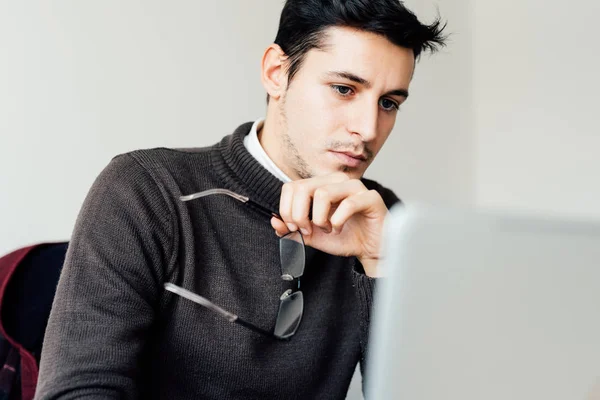 Junger Gutaussehender Zeitgenössischer Geschäftsmann Mit Brille Während Computer Benutzt Technologie — Stockfoto