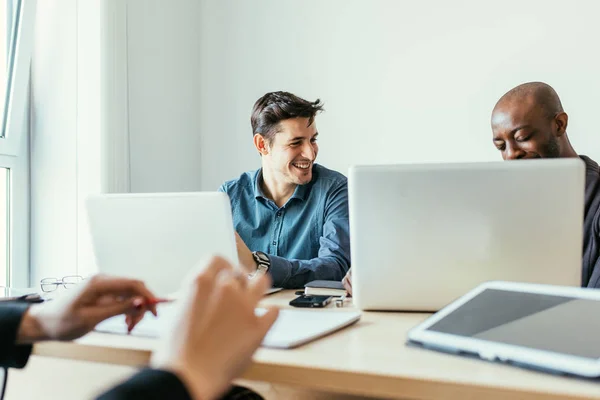 Multiraciale Zakelijke Mensen Die Samenwerken Verband Met Technologische Apparaten Zoals — Stockfoto