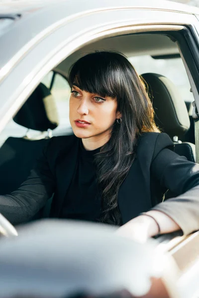 Νεαρό Όμορφος Καυκάσιος Καστανά Μαλλιά Γυναίκα Κάθεται Στην Οδήγηση Του — Φωτογραφία Αρχείου