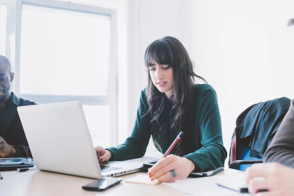 Unga Vackra Kaukasiska Affärskvinna Sitter Ett Skrivbord Använder Dator — Stockfoto