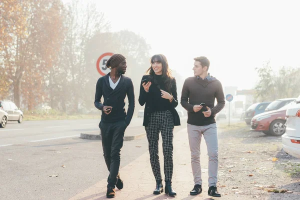 Tre Multietniskt Kvinna Och Män Vänner Promenader Utomhus Staden Motljus — Stockfoto