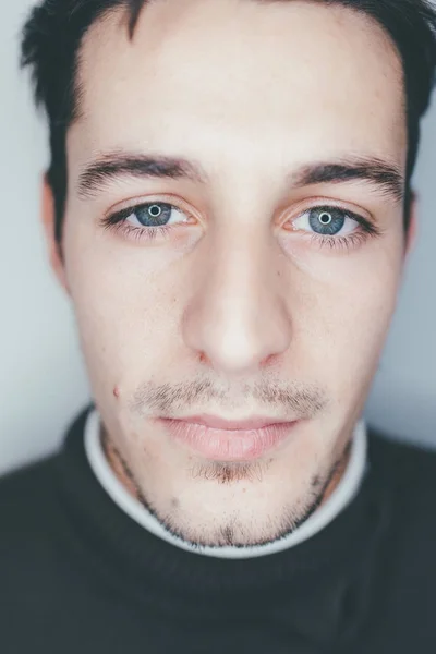 Retrato Jovem Bonito Caucasiano Olhos Azuis Homem Olhando Para Câmera — Fotografia de Stock