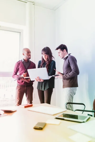 Multirassische Geschäftsleute Arbeiten Mit Technologischen Geräten Wie Tablet Und Notebook — Stockfoto