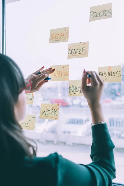 Joven Mujer Negocios Pie Frente Pared Vidrio Con Post Que — Foto de Stock