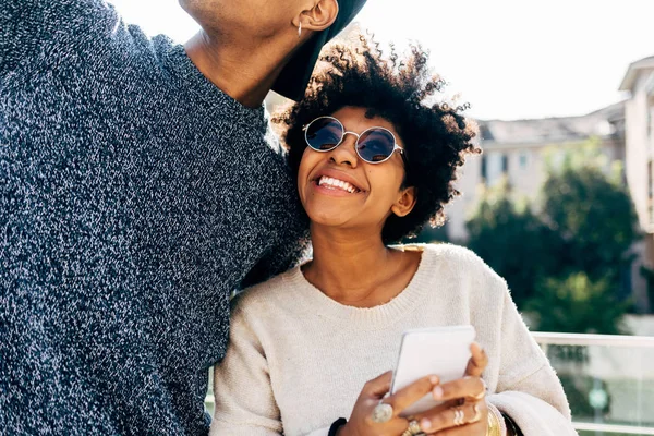 Pasangan Muda Multietnis Luar Ruangan Kota Cahaya Belakang Mengambil Selfie — Stok Foto