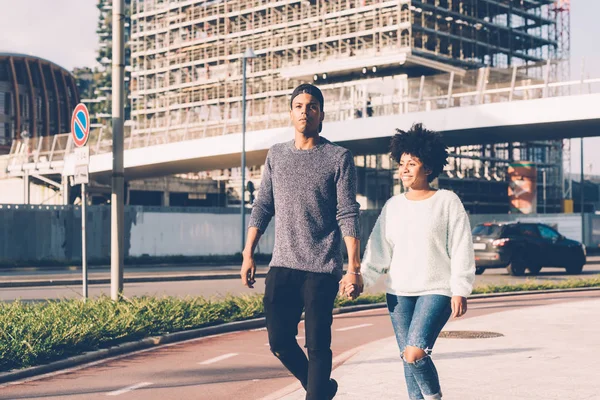 Pasangan Muda Multietnis Berjalan Luar Ruangan Kota Berpegangan Tangan Bersenang — Stok Foto