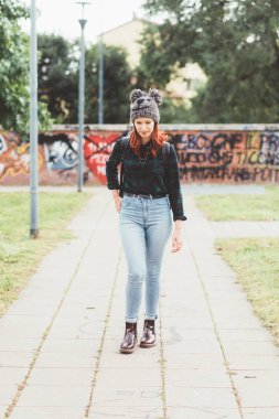 genç kadın Kızıl saçlı açık havada yürüyüş seyir Dış Saha - sakin, müşteri, olumlu duygular kavramı 