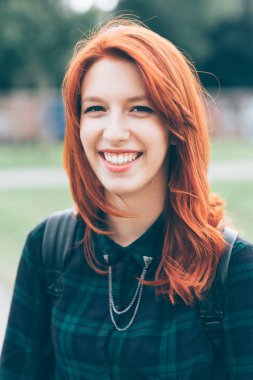 portre genç redhead açık havada görünümlü kamera gülümseyen kadın - mutluluk, kaygısız, müşteri kavramı 