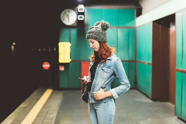 Jonge Vrouw Binnenshuis Ondergronds Met Behulp Van Slimme Telefoon Internet — Stockfoto