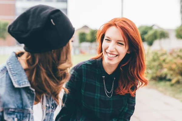 Two Young Women Outdoors Having Fun Talking Interaction Communication Getting — Stock Photo, Image