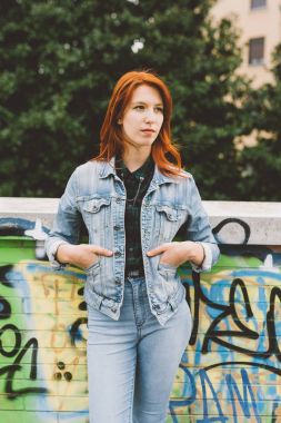 genç kadın arayan uzak - dalgın, ciddi, açık havada poz sakin kavramı 