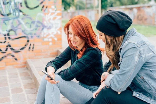 Dvě Mladé Ženy Venkovní Použití Chytrého Telefonu Baví Technologie Sociální — Stock fotografie