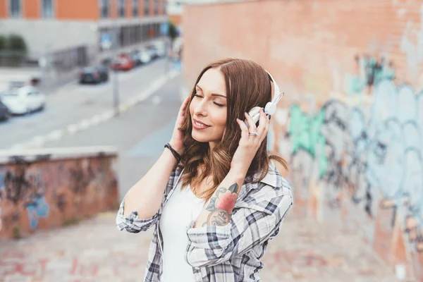 Genç Kadın Açık Havada Kulaklık Gözleri Ile Müzik Dinleme Kapalı — Stok fotoğraf