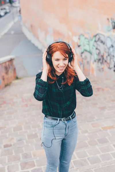 Młoda Kobieta Ruda Zewnątrz Słuchania Muzyki Słuchawkami Relaksujące Ciesząc Się — Zdjęcie stockowe