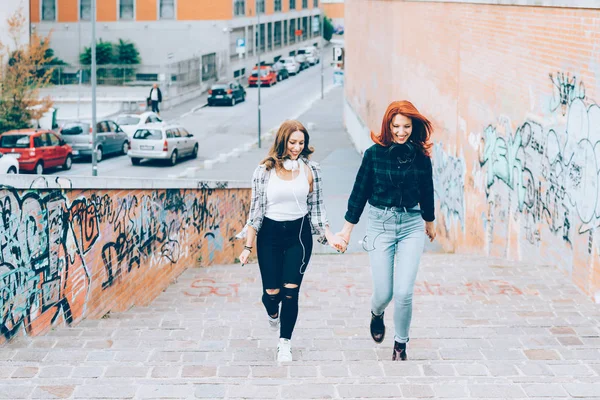 Two Young Women Walking Outdoors Having Fun Hand Hand Interaction — Stock Photo, Image