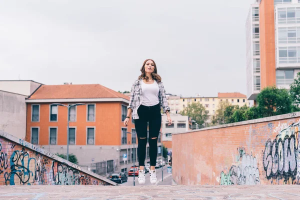 Junge Hübsche Kaukasierin Springt Der Stadt Freien Girl Power Ziel — Stockfoto