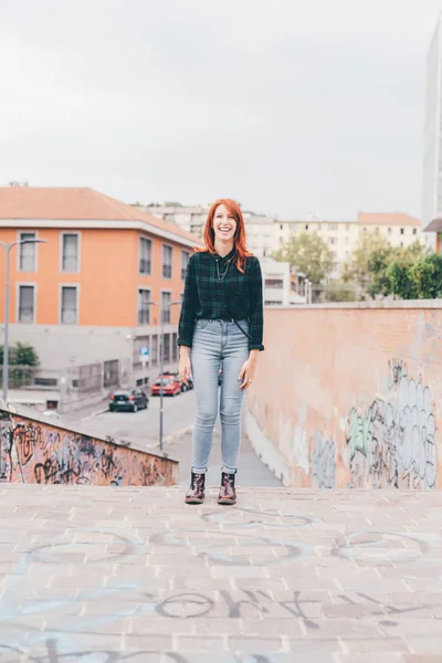 Genç Kadın Kızıl Saçlı Kamera Açık Havada Görünümlü Gülümseyen Mutluluk — Stok fotoğraf