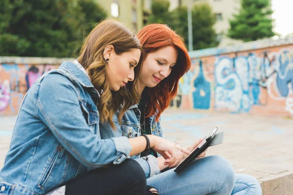 Två Unga Kvinnor Utomhus Med Hjälp Smart Telefon Kul Teknik — Stockfoto