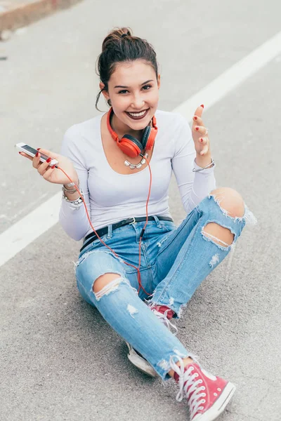 Genç Bir Kadın Kulaklıkla Müzik Dinliyor Akıllı Telefon Kullanıyor Rahatlıyor — Stok fotoğraf