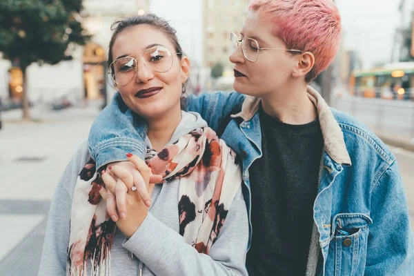 Dua Perempuan Muda Luar Ruangan Berpose Berpelukan Sahabat Ikatan Konsep — Stok Foto